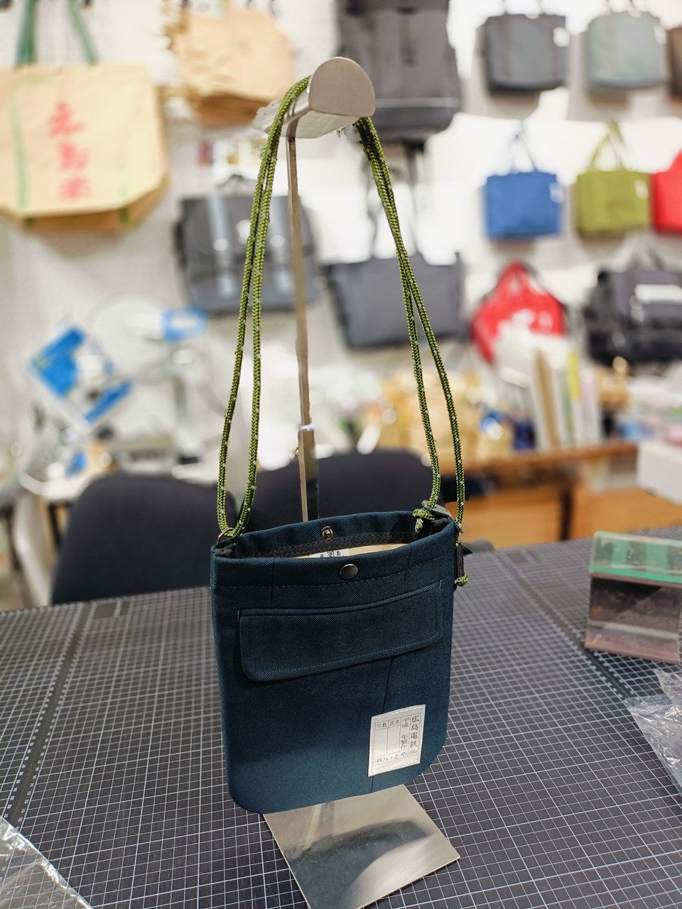 広電の制服サコッシュ